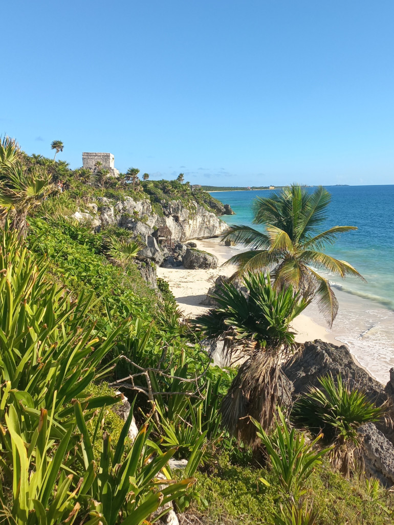 Mayská lokalita Tulum s malebnou polohou na útese, ktorej dominuje El Castillo (hrad).