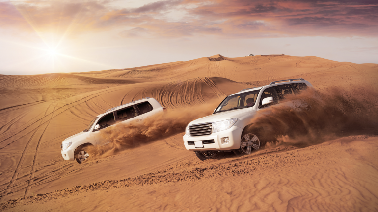 Jedným z TOP adrenalínových dobrodružstiev je jazda na dunách v ománskej púšti