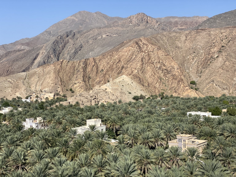 Palmová oáza v horách Al Hajar v Ománe