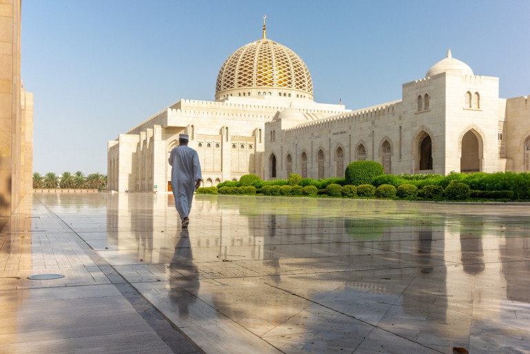 V Muscate sa nachádza aj Sultan Qaboos Grand Mosque, jedna z najväčších a najnádhernějších mešít na svete.